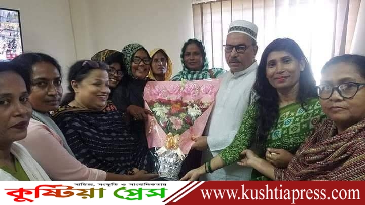 কুষ্টিয়া জেলা পরিষদ নির্বাচনে আ.লীগ প্রার্থী সদর খানকে মহিলা আওয়ামী লীগের ফুলেল শুভেচ্ছা