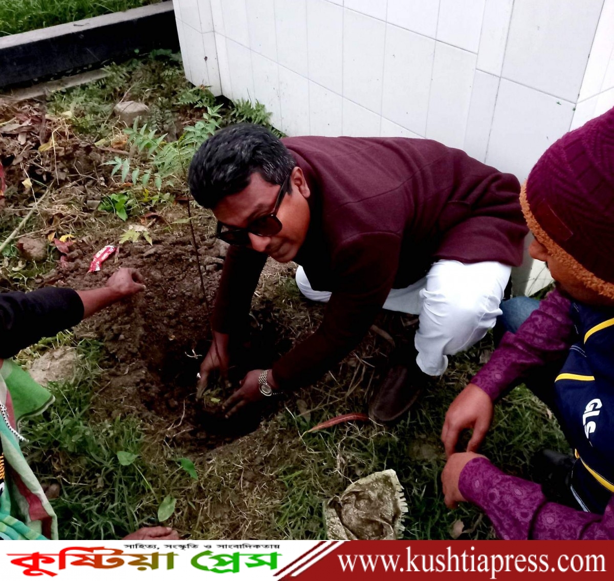 গোরস্থানে অর্ধশত বৃক্ষ রোপনের মাধ্যমে কুষ্টিয়া যুব উন্নয়ন পরিষদের যুগপূর্তি অনুষ্ঠিত