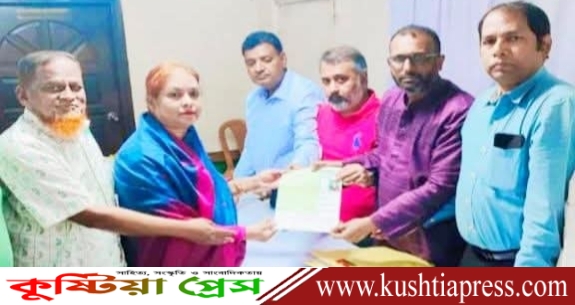 ত্রয়োদশ জাতীয় সংসদের সংরক্ষিত নারী আসনে মনোনয়ন জমা দিয়েছেন কুষ্টিয়ার কুমকুম রহমান